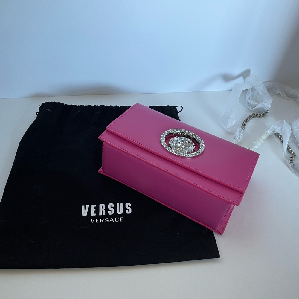 VERSACE VERSUS CRYSTAL LION CLUTCH BAG
IN PINK